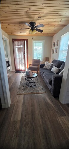 Newly Remodeled Linny's GOTL Cottages Charming 2-bdr bungalow walk to strip/park