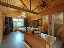Habitación básica con 1 cama doble o 2 individuales, patio, vistas al patio | Servicio de la habitación