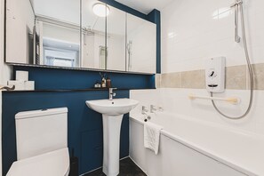 Regadera, secadora de cabello, toallas 