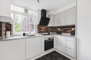 Réfrigérateur, four, cafetière/bouilloire, grille-pain