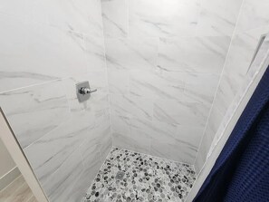 Sèche-cheveux, serviettes fournies, savon, papier toilette