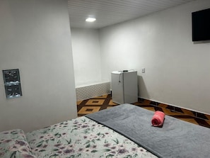 10 bedrooms, desk, WiFi, bed sheets