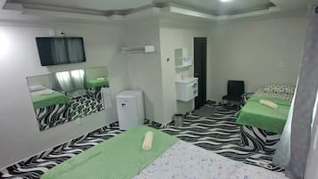 10 quartos, escrivaninha, Wi-Fi, roupa de cama