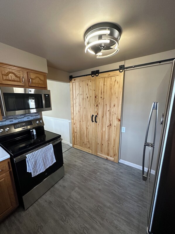 Een koelkast, een microgolfoven, een oven, een kookplaat