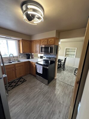 Een koelkast, een microgolfoven, een oven, een kookplaat