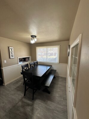 Dining - 3-bedroom house in charming Green Bay, walking distance to LAMBEAU!! (Green Bay)