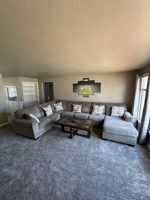 Smart TV, video games, foosball - 3-bedroom house in charming Green Bay, walking distance to LAMBEAU!! (Green Bay)