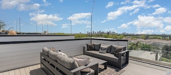 Groovy -Rooftop Patio w/ Hot Tub -Mins to Broadway