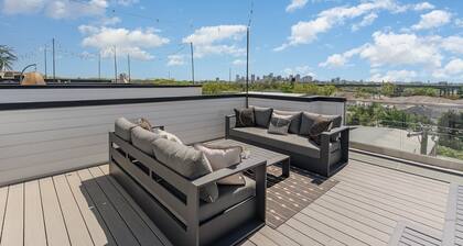 Groovy -Rooftop Patio w/ Hot Tub -Mins to Broadway