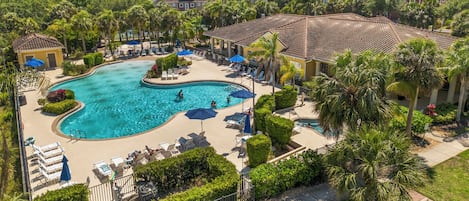 Una piscina al aire libre