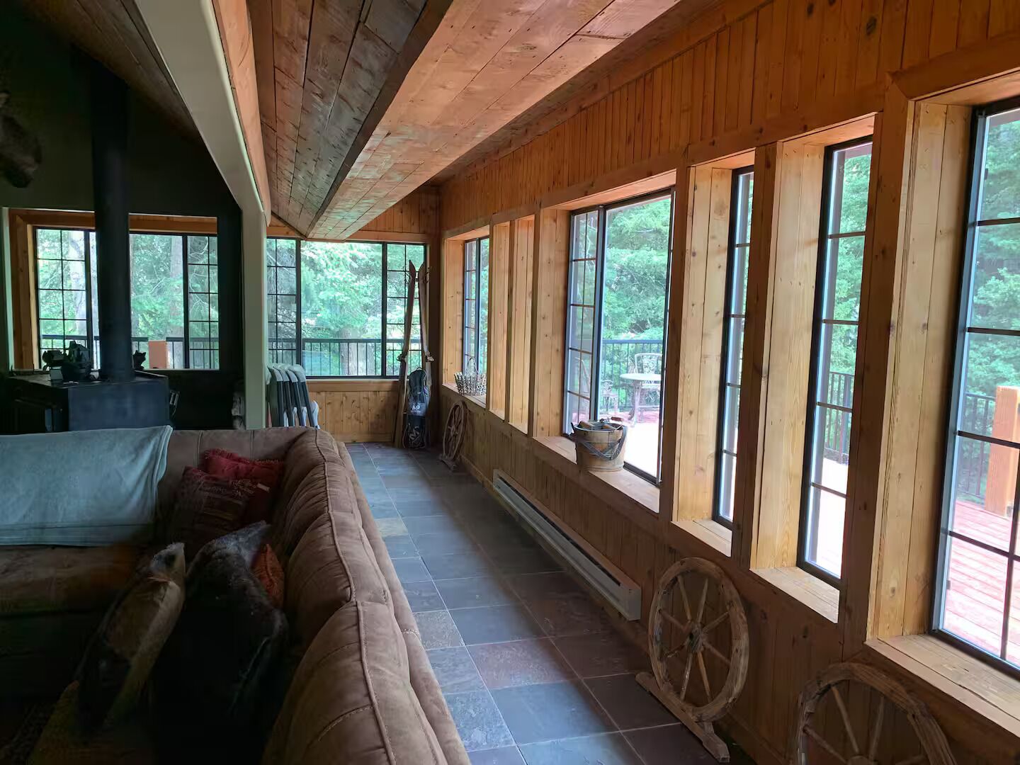 TV connectée, lecteur de DVD, baby-foot, vidéothèque