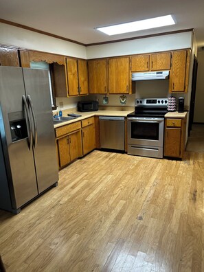 Micro-ondes, four, plaque de cuisson, lave-vaisselle