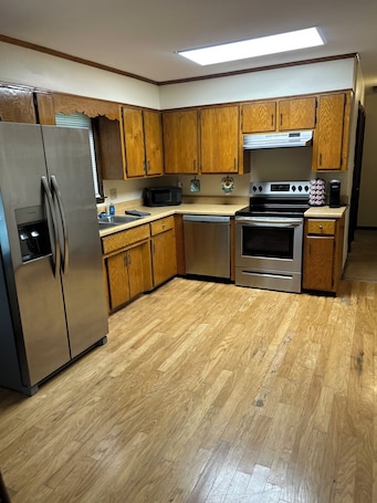 Microwave, oven, stovetop, dishwasher. 3-bedroom house near Crane Creek Vineyards in Young Harris