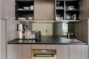 Réfrigérateur, micro-ondes, four, plaque de cuisson