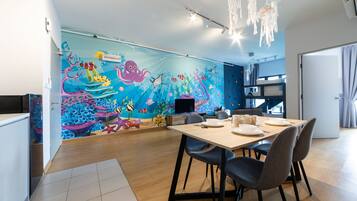 Superior-Apartment | Wohnbereich | LED-Fernseher
