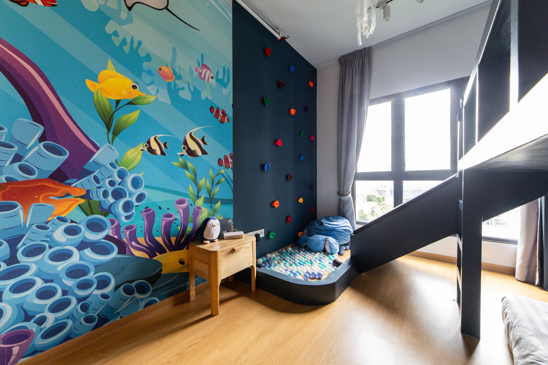 Superior-Apartment | Wohnbereich | LED-Fernseher