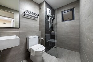 Ducha, secador de pelo, bidet, toallas