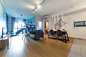 Apartamento superior | Zona de estar | Una televisión LED