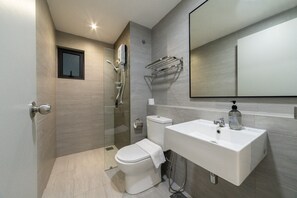 Deluxe Apartment, 3 Bedrooms, Non Smoking | Bathroom - MayaBay Residence by Sleepy Bear (Banting)