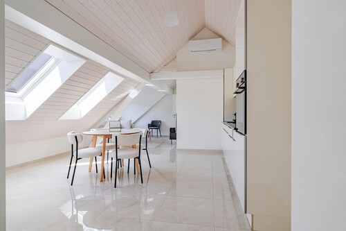 Blueground | Friesenberg, balcony, nr Uetliberg