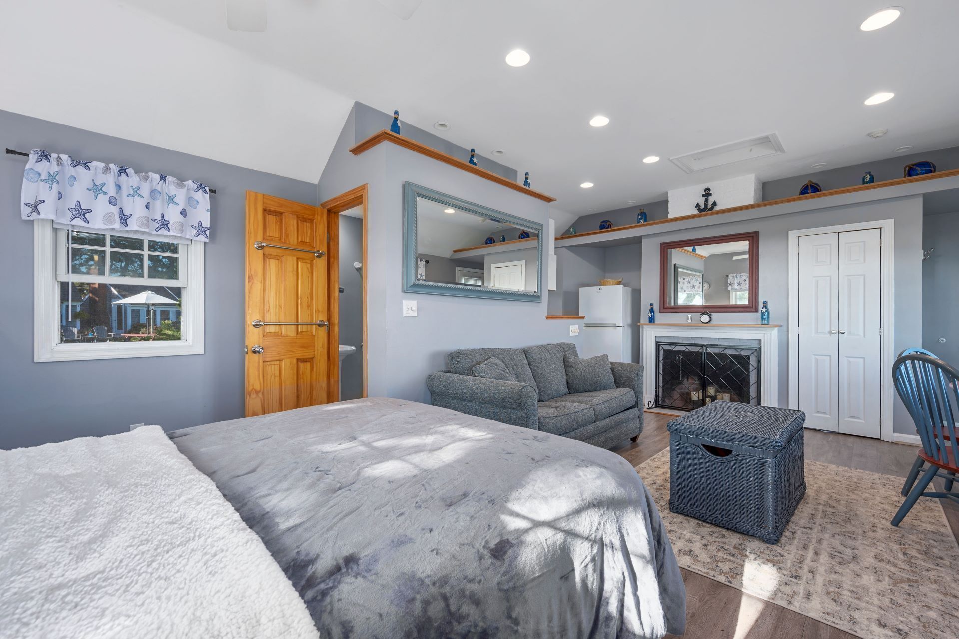 Free WiFi, bed sheets