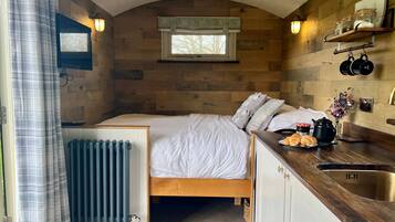 1 bedroom, bed sheets