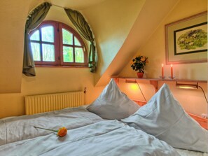 House | 2 bedrooms, bed sheets - Holiday Apartment in a Thatched House by the Beach (Fehmarn)