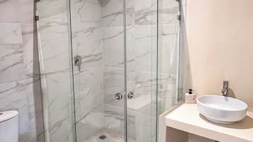 Bidet, towels