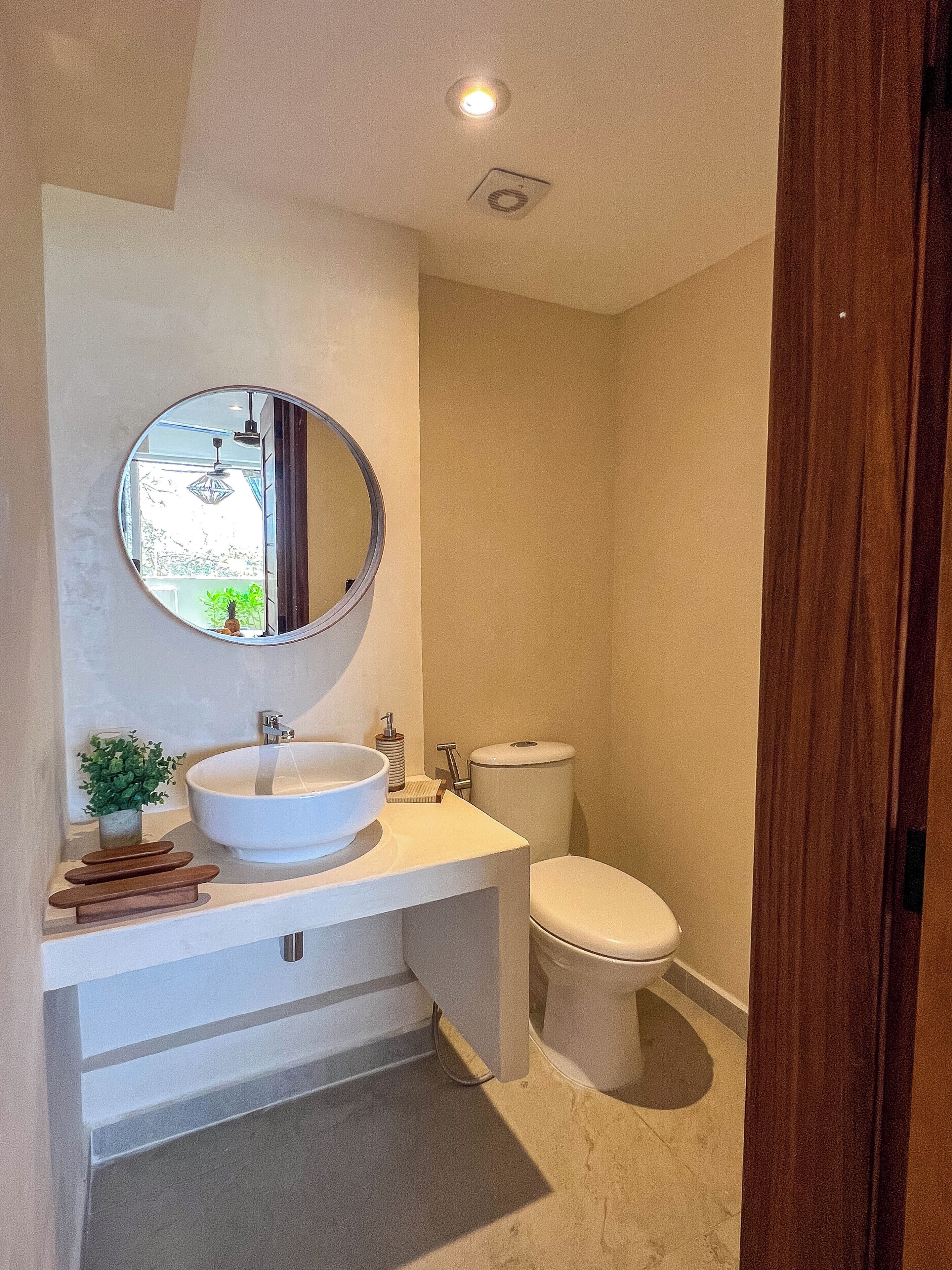 Bidet, towels