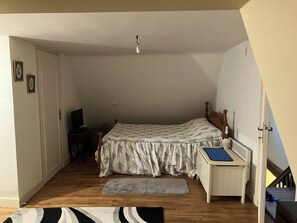 2 bedrooms, iron/ironing board, bed sheets
