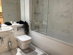 Douche, serviettes fournies