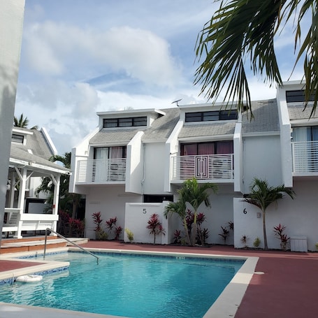 Alberca al aire libre . Twin Patio Hideaway