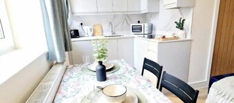 Crendon House Cosy Studio - Sleeps 2 & Kitchen