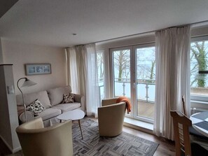 House | Living area - Ostseenest Steilkuste, Directly by the Sea, Apartment 2 "silbermowe" (Hohwacht)