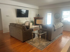 Smart TV, fireplace - Charming Lewiston, Idaho Get-Away!  Wifi, King Bed, Pet Friendly (Lewiston)