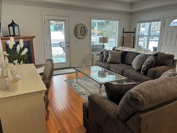 Smart TV, fireplace - Charming Lewiston, Idaho Get-Away! Wifi, King Bed, Pet Friendly (Lewiston)