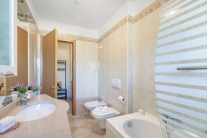 Ducha, secador de pelo, bidet, toallas