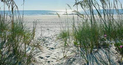 Easy Breezy Oceanfront ground floor condo in amazing Jax Beach, near Mayo