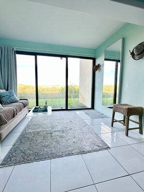 Smart-tv, videospelletjes, een dvd-speler en boeken