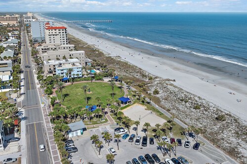 Easy Breezy Oceanfront ground floor condo in amazing Jax Beach, near Mayo