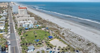 Easy Breezy Oceanfront ground floor condo in amazing Jax Beach, near Mayo