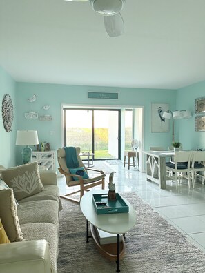 TV connectée, jeux vidéo, lecteur de DVD, livres