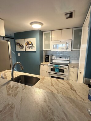 Een koelkast, een microgolfoven, een oven, een kookplaat