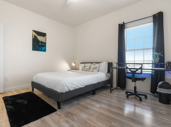 2 slaapkamers, een bureau, een strijkplank/strijkijzer, wifi