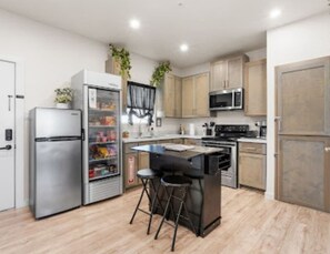 Refrigerador, microondas, horno y parrilla de estufa 