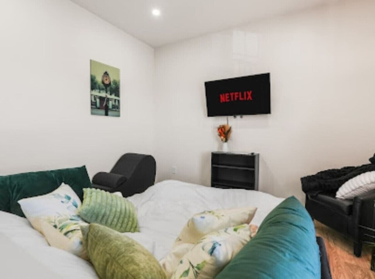 2 bedrooms, desk, iron/ironing board, WiFi