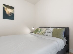 2 bedrooms, desk, iron/ironing board, WiFi