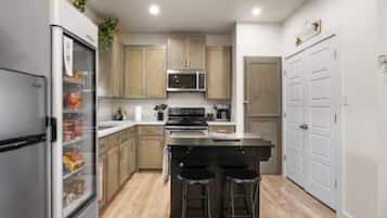 Frigorífico, microondas, horno y placa de cocina