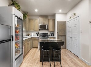 Jääkaappi, mikroaaltouuni, uuni, liesi