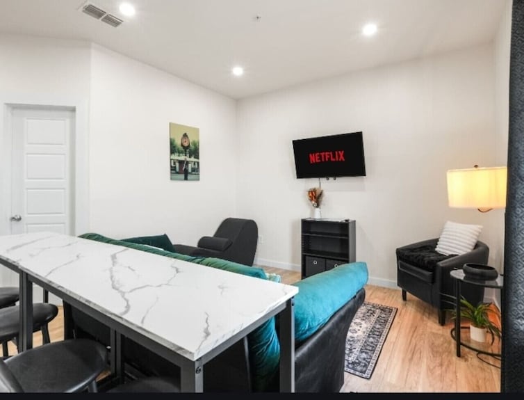 The Worknest | Stylish Stay W/ Desk & Fast Wi-fi - 러레이도